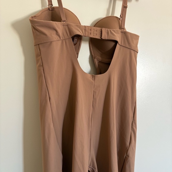 SKIMS DEEP PLUNGE SHAPEWEAR MID THIGH BODYSUIT Light Brown Size Medium Women’s - Picture 10 of 10